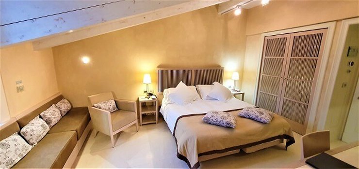 HABITACIÓN DELUXE PENTHOUSE Art Hotel Novecento Bolonia, Italia HABITACIÓN DELUXE PENTHOUSE Art Hotel Novecento Bolonia, Italia