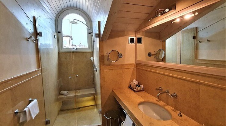 HABITACIÓN DELUXE PENTHOUSE Art Hotel Novecento Bolonia, Italia HABITACIÓN DELUXE PENTHOUSE Art Hotel Novecento Bolonia, Italia