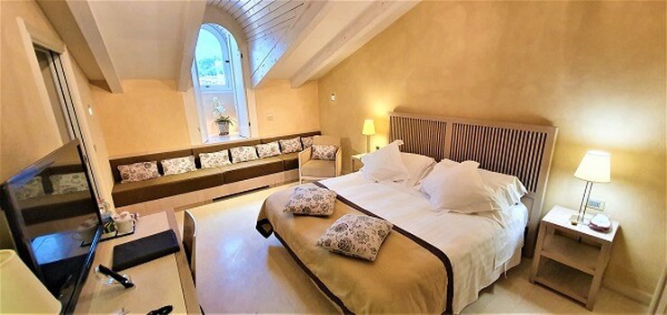 HABITACIÓN DELUXE PENTHOUSE Art Hotel Novecento Bolonia, Italia HABITACIÓN DELUXE PENTHOUSE Art Hotel Novecento Bolonia, Italia