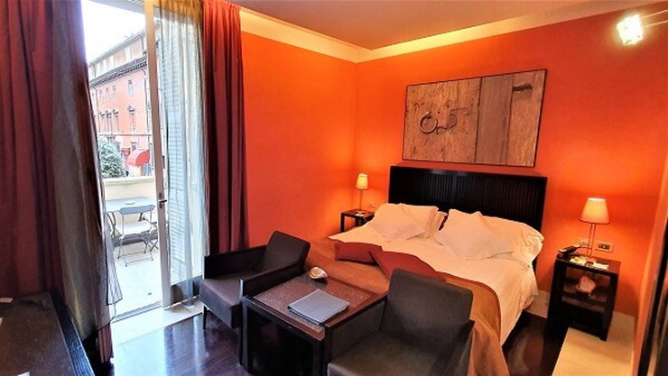 HABITACIÓN DELUXE BALCONY Art Hotel Novecento Bolonia, Italia HABITACIÓN DELUXE BALCONY Art Hotel Novecento Bolonia, Italia