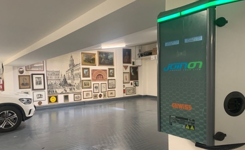 Electric Vehicle Charging Station  Art Hotel Commercianti en Bolonia