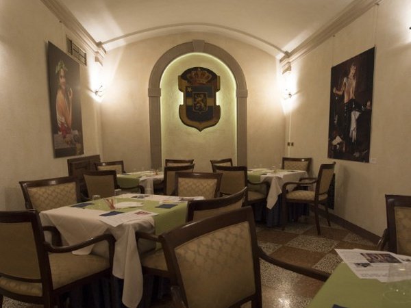 Sala del pozzo art hotel commercianti bolonia, italia Sala del pozzo art hotel commercianti bolonia, italia