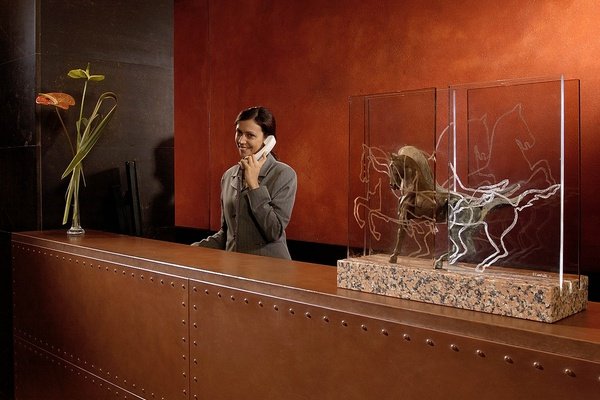 RECEPCIÓN 24 HORAS Art Hotel Novecento Bolonia, Italia RECEPCIÓN 24 HORAS Art Hotel Novecento Bolonia, Italia