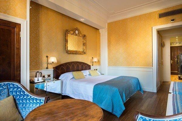 Suite Deluxe Sulla Via Della Seta Art Hotel Orologio Bolonia Suite Deluxe Sulla Via Della Seta Art Hotel Orologio Bolonia